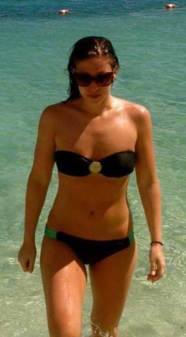 Sexy Burnette milf looking for excitement.