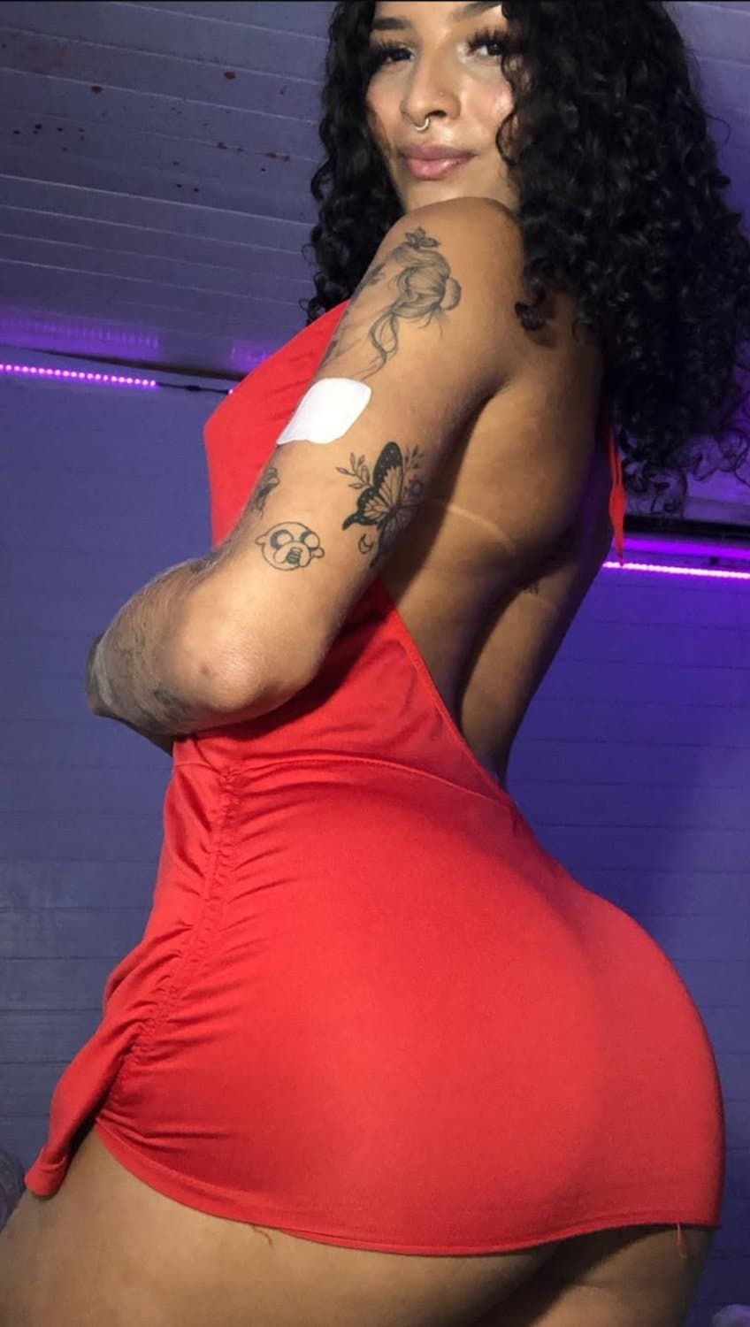 Bati tanto punheta para ela que acho que engravidei essa preta gostosa rabuda que gosta de se exibir