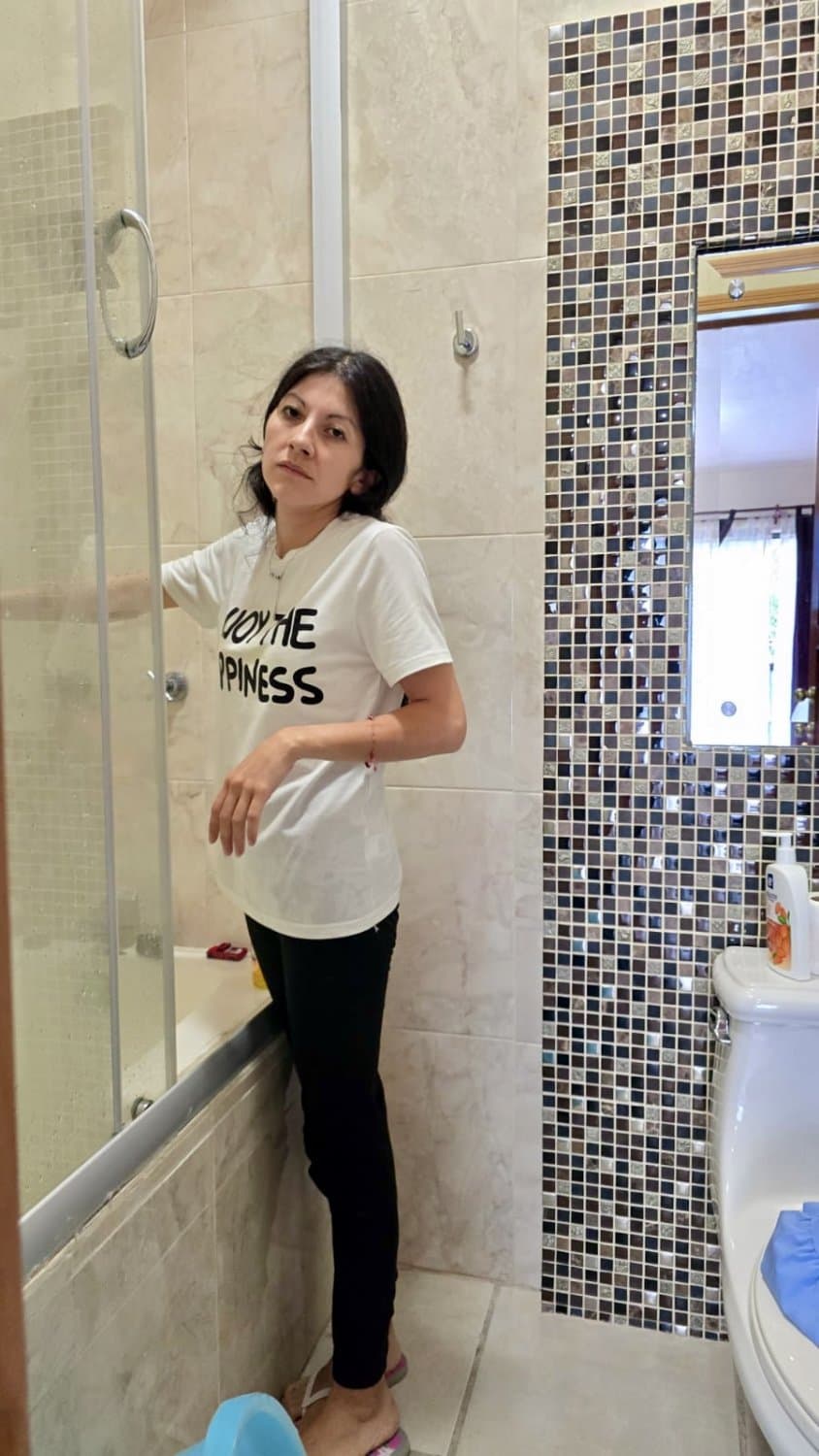 Flaca puta mostrando sus tetas y concha!