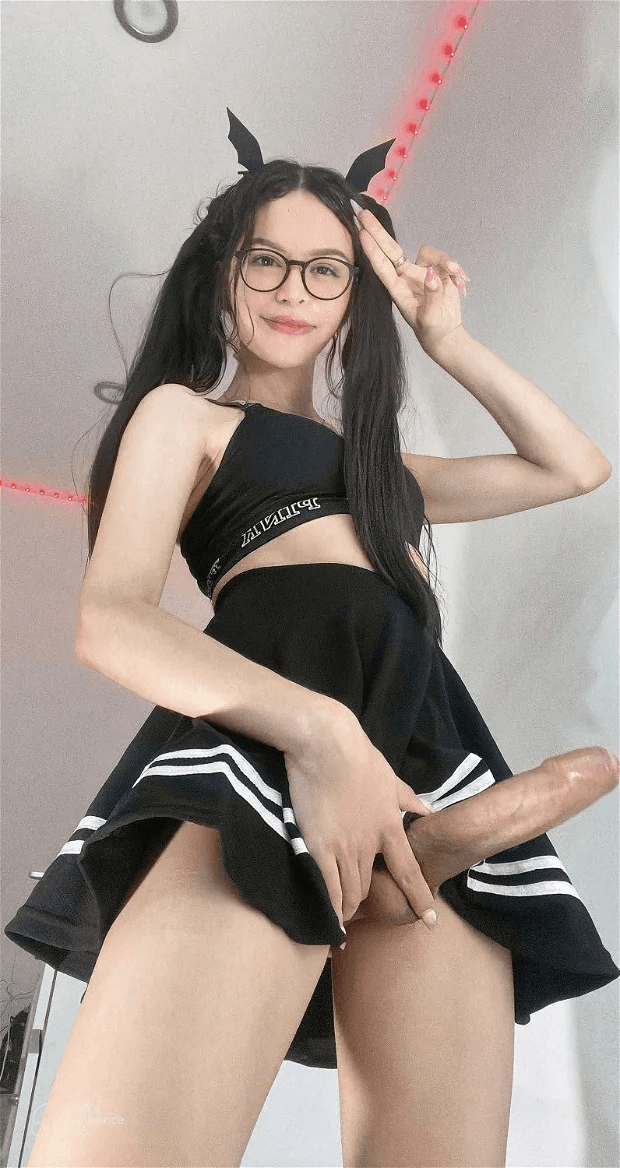 Ultra adorable huge cock trans woman @Egirl4u (Her cock looks so perfect)