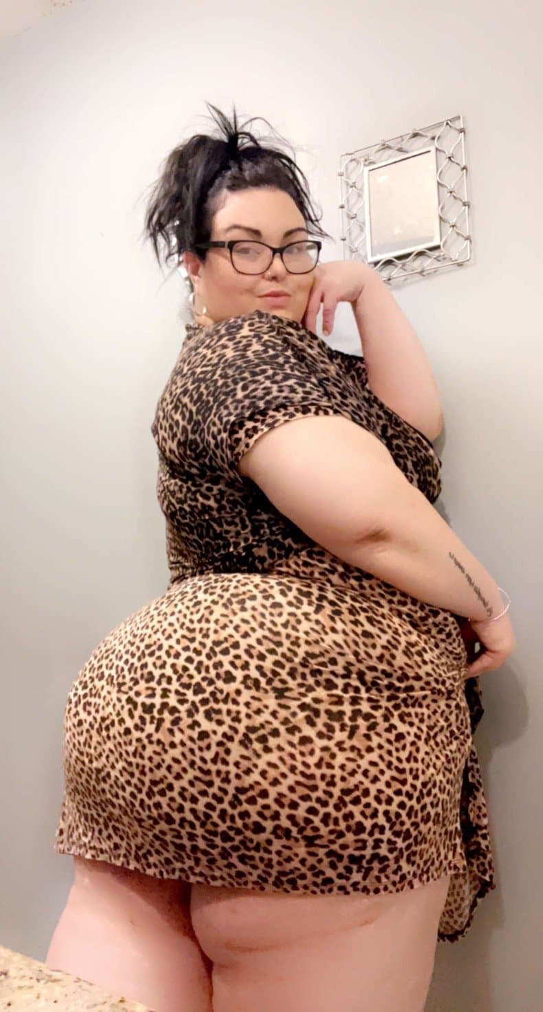Shannashowing off her fat ass curves & getting fucked