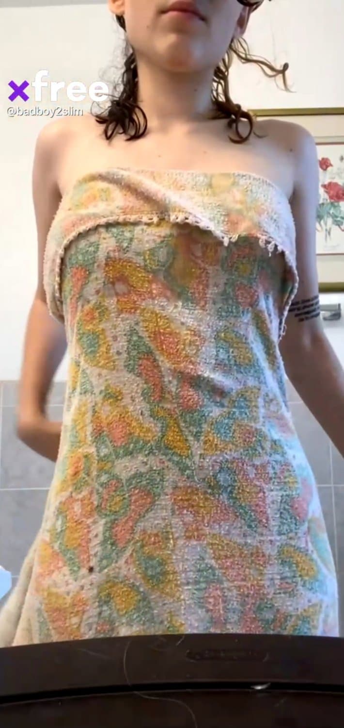 Teen slut takes off her towel to show you everything