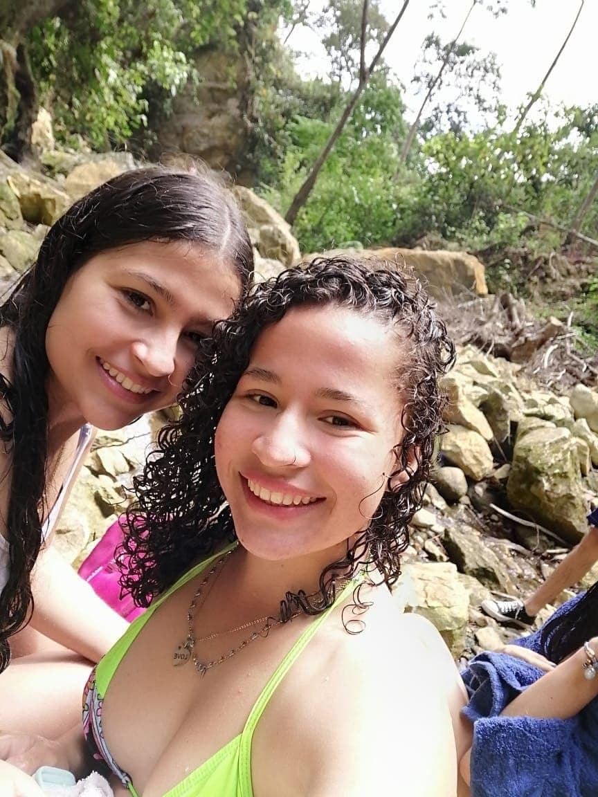 Apenas legal jovencita se deja llenar de leche