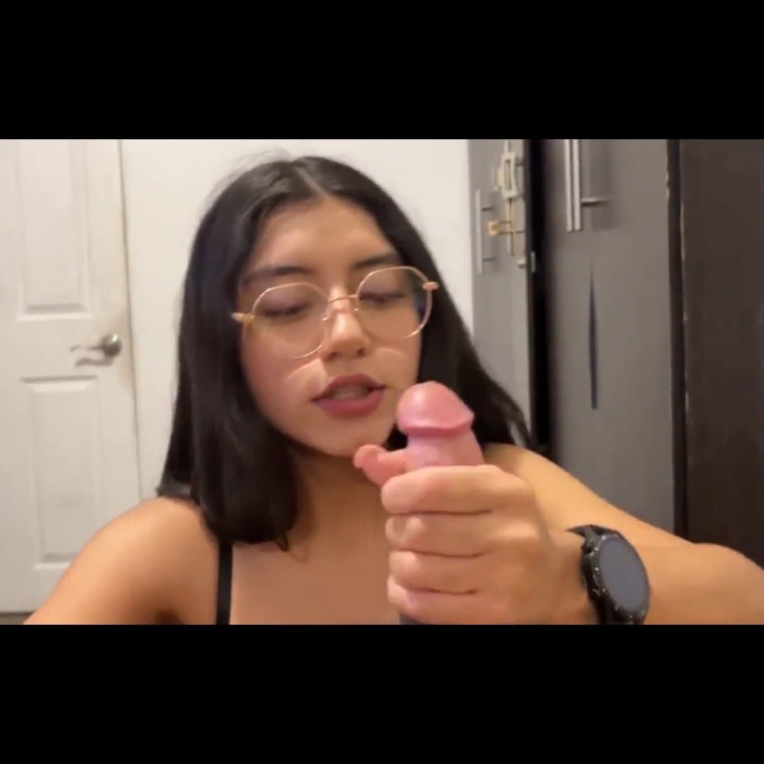 La filtran chupando la verga a su mejor amigo