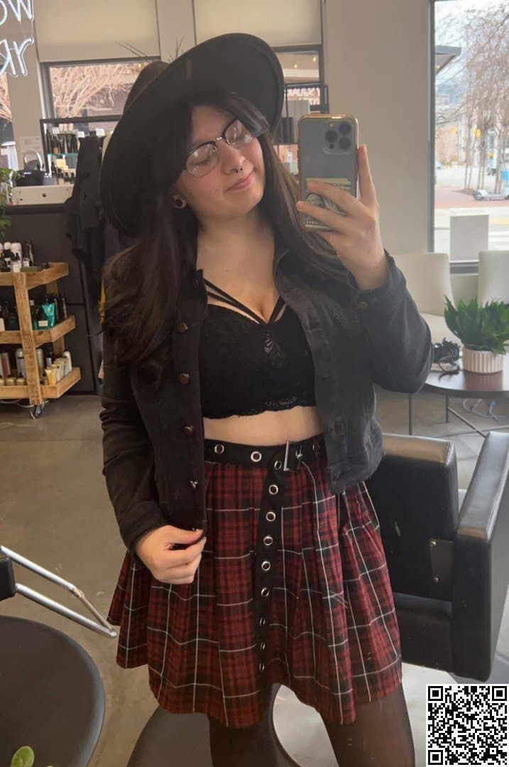 Kaylee - 23yo Big Tits (Non-nude)