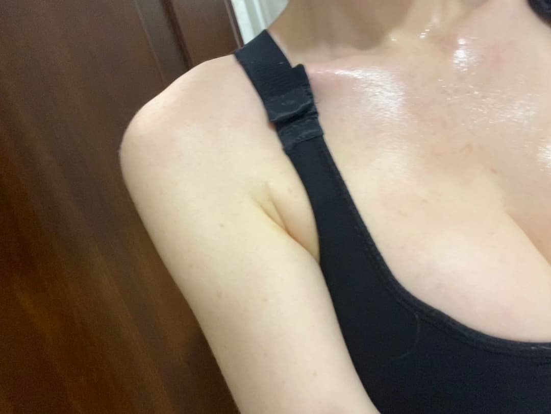 Italian woman who can eat semen and ejaculate inside the vagina.    Str_awbenny