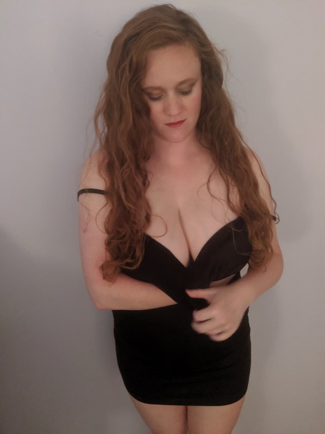 Kik webslut redheadhotwife89. Heather spreads her legs.