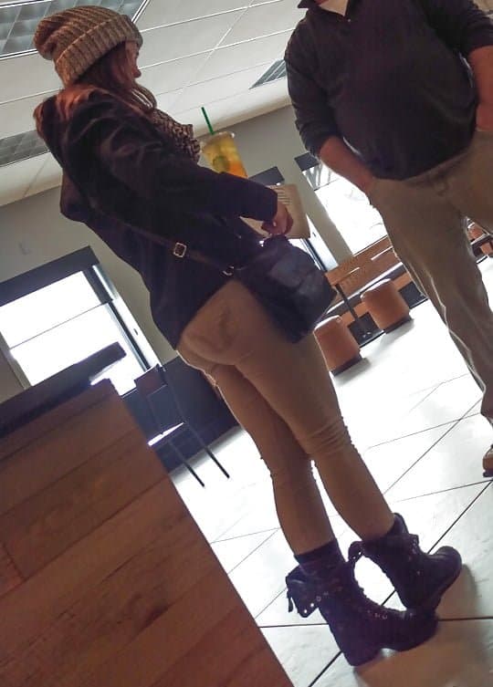 Esta bem escondida mas da pra saber que é gostosa