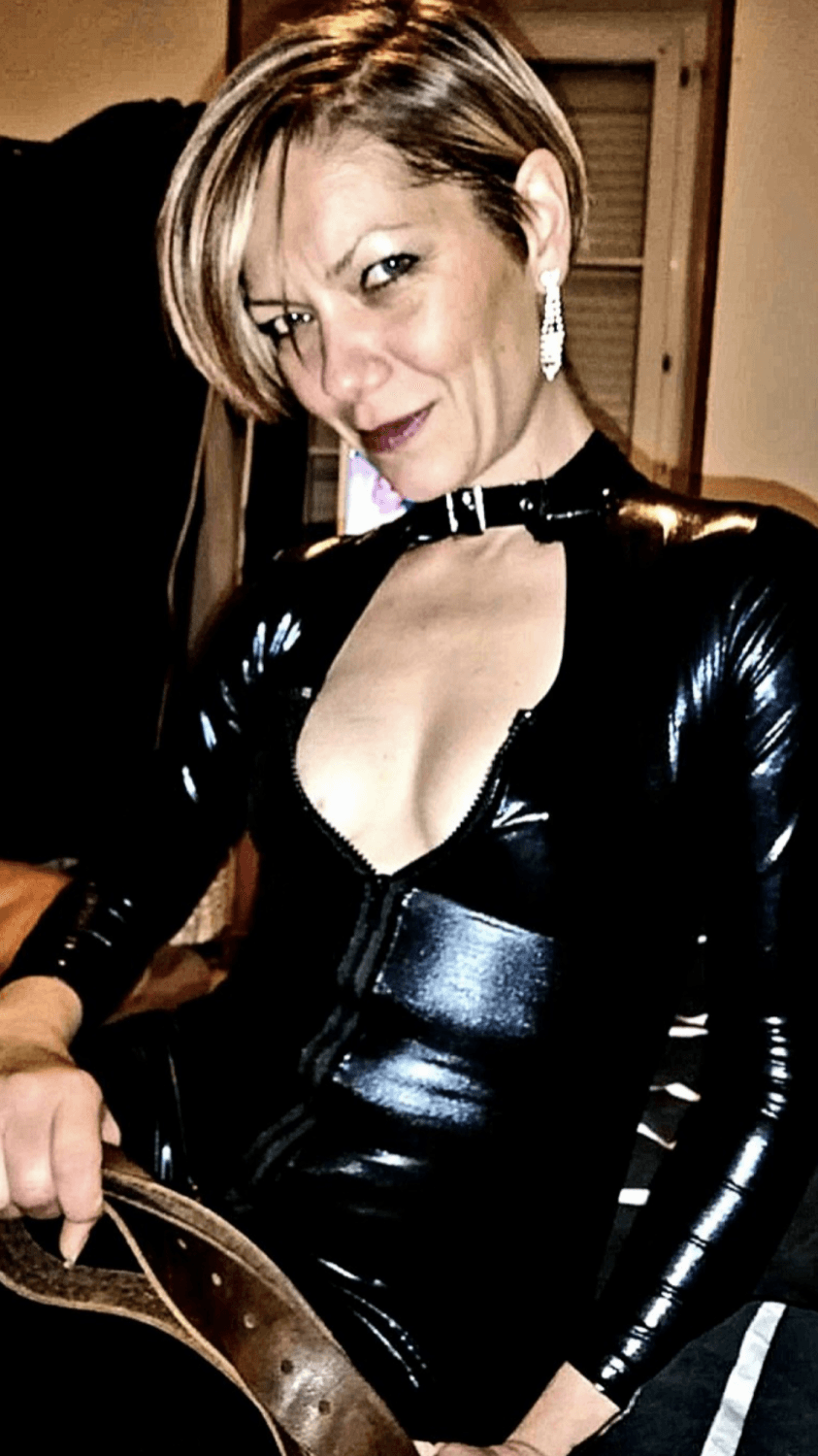 Vanessa is a hot French 3 holed MILF that loves having her asshole gaped. Can also fist her cunt