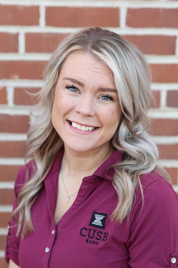 This girl describes what the hottest girl in America is like, then shows off her body for G G W