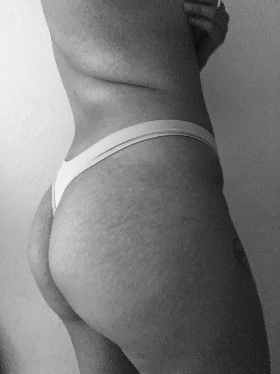 Click to view full size Otros de la morra tetona de pezones grandes y perforados es una perraga de vagina morena