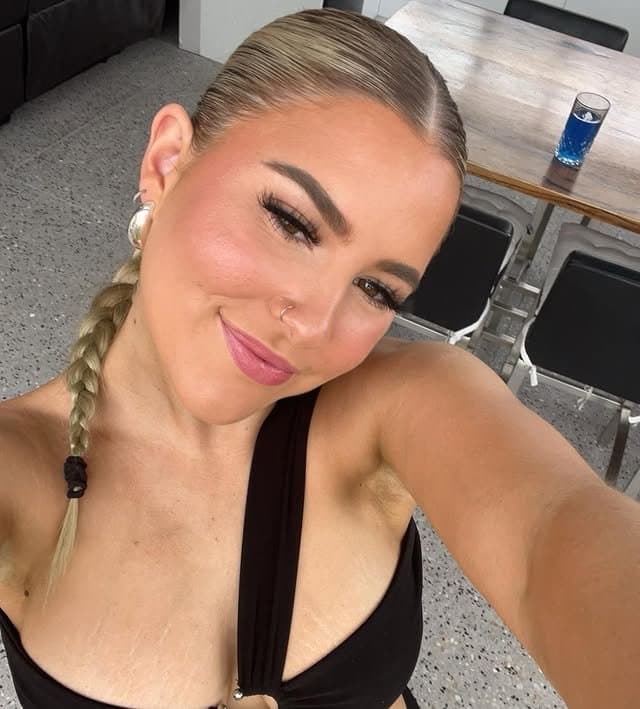 Sexy busty blonde teen Ashlyn