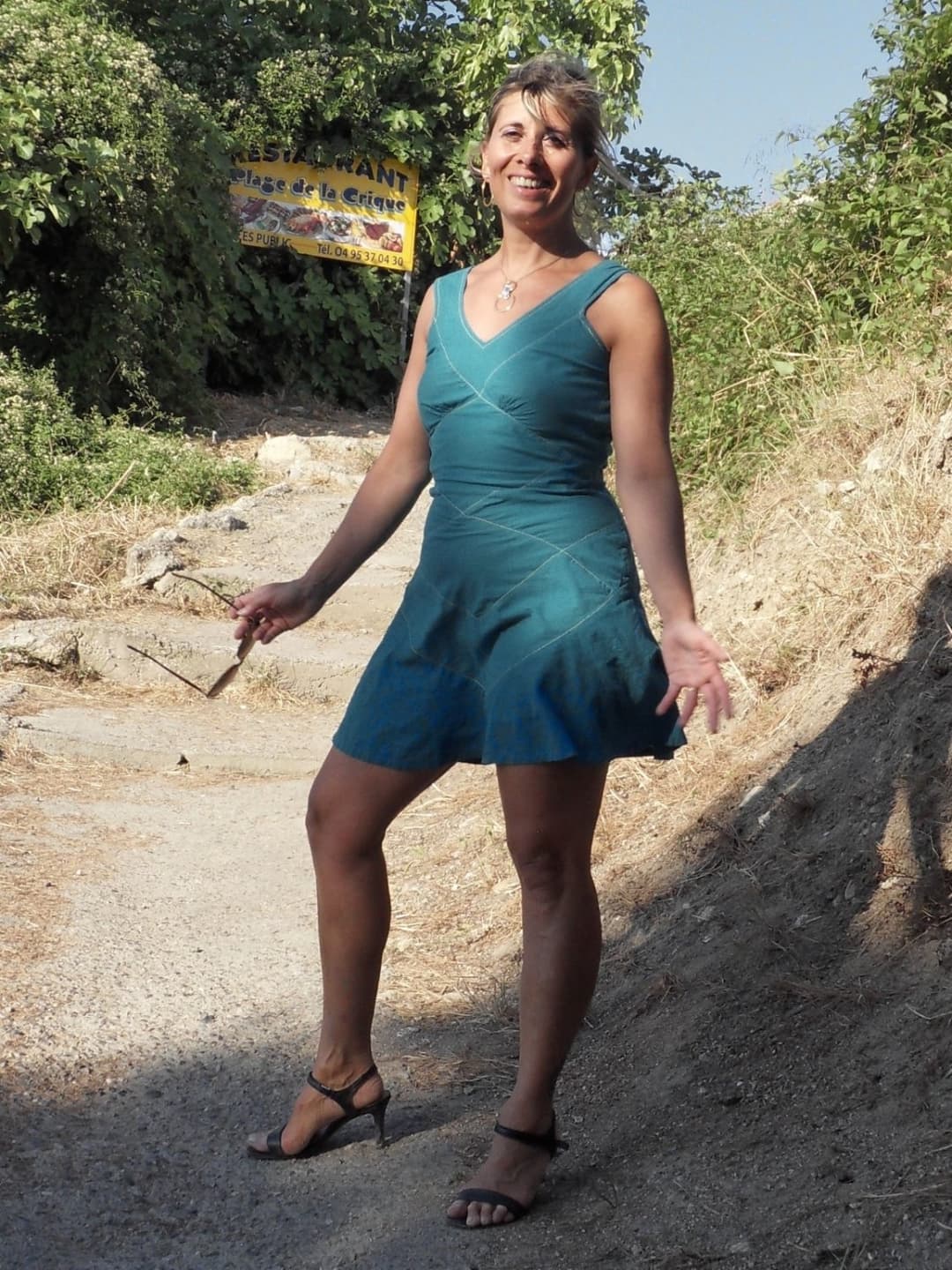 Lisa se promène sans culotte en Corse