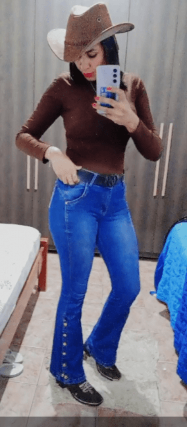 mi amore no serviçooo, tenho um album com 430 midias dela ( so flagras da raba)