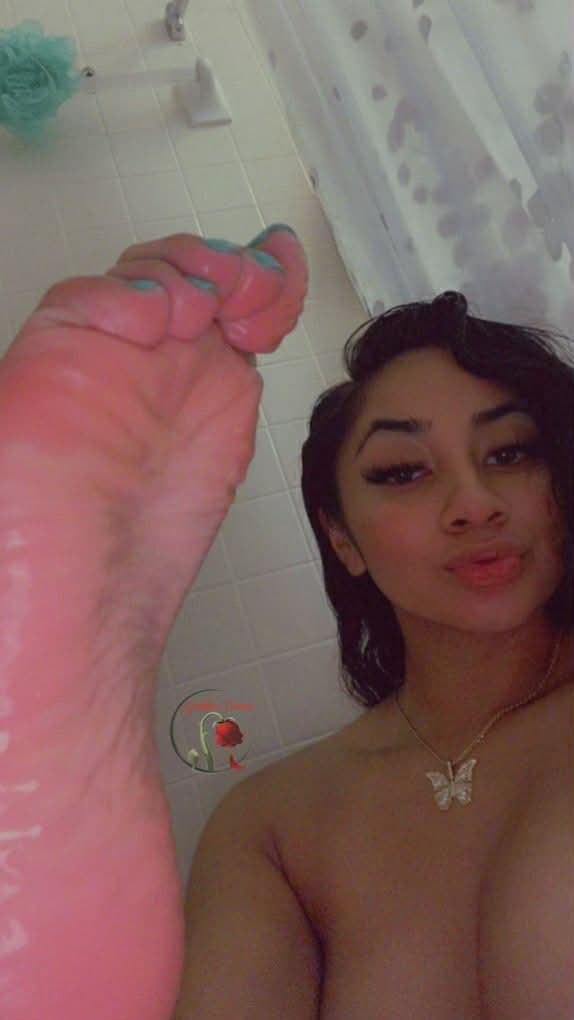 Pretty Polynesian feet