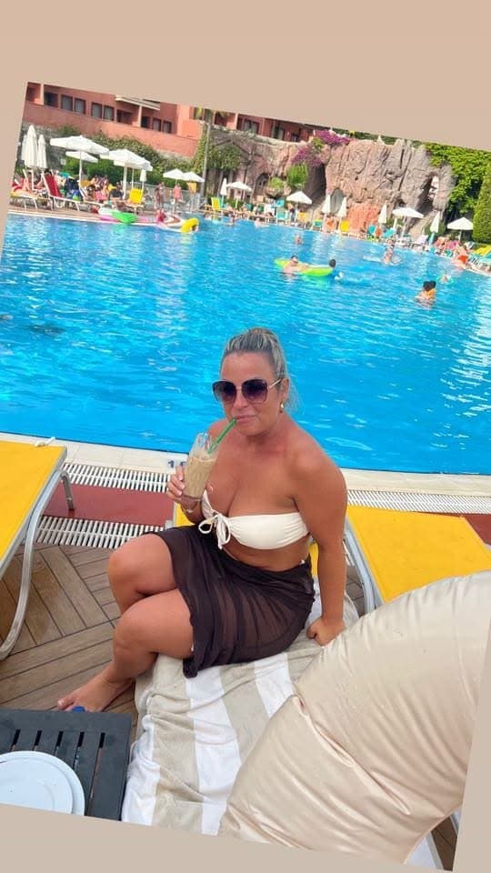 Woman who face planted and show her fatt ass at hers kids school parent racing. Who Has her nude. DM