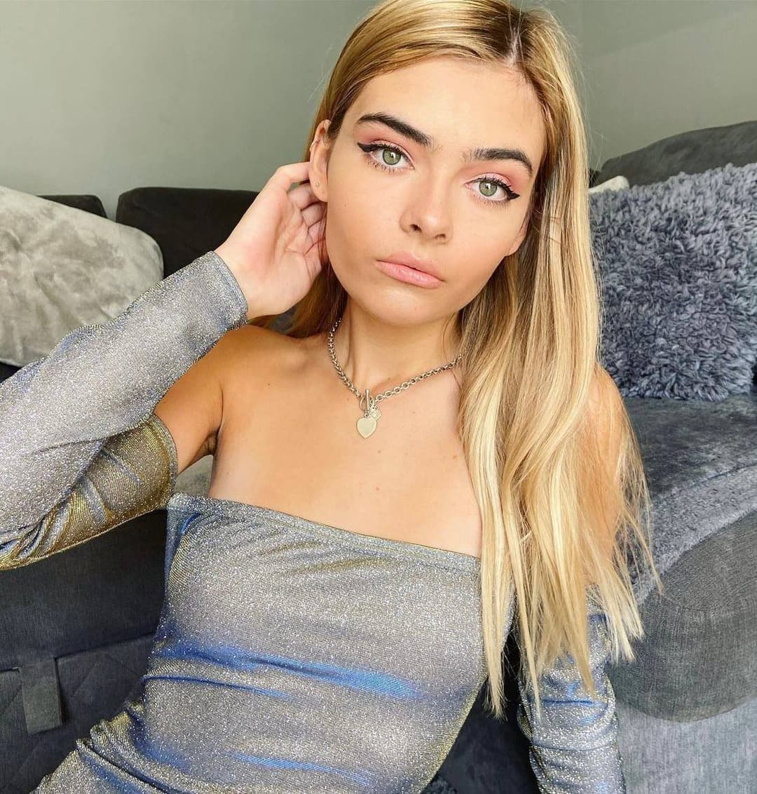 Beautiful Model Harley Elise Chapman