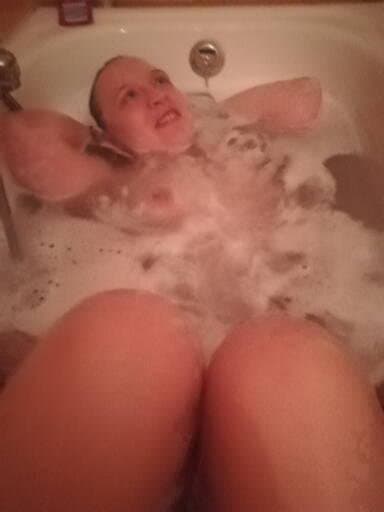 Click to view full size Deuttsche schlampe Julia.h beim Duschen und Baden