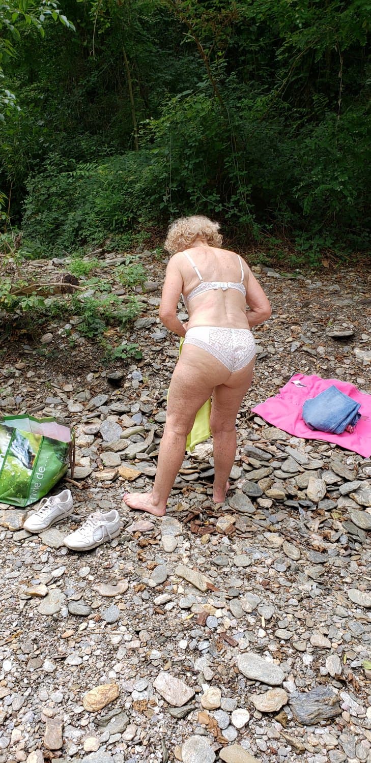 Mature nurse Solange outdoor special ass focus