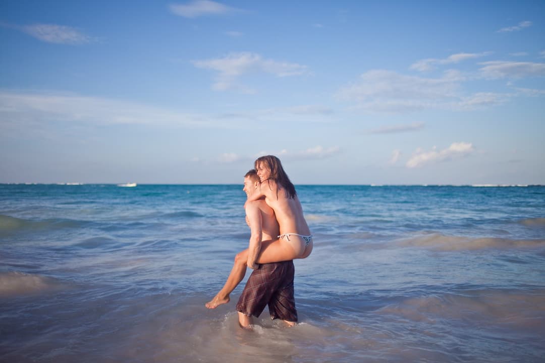 Photoshoot married wife on the beach