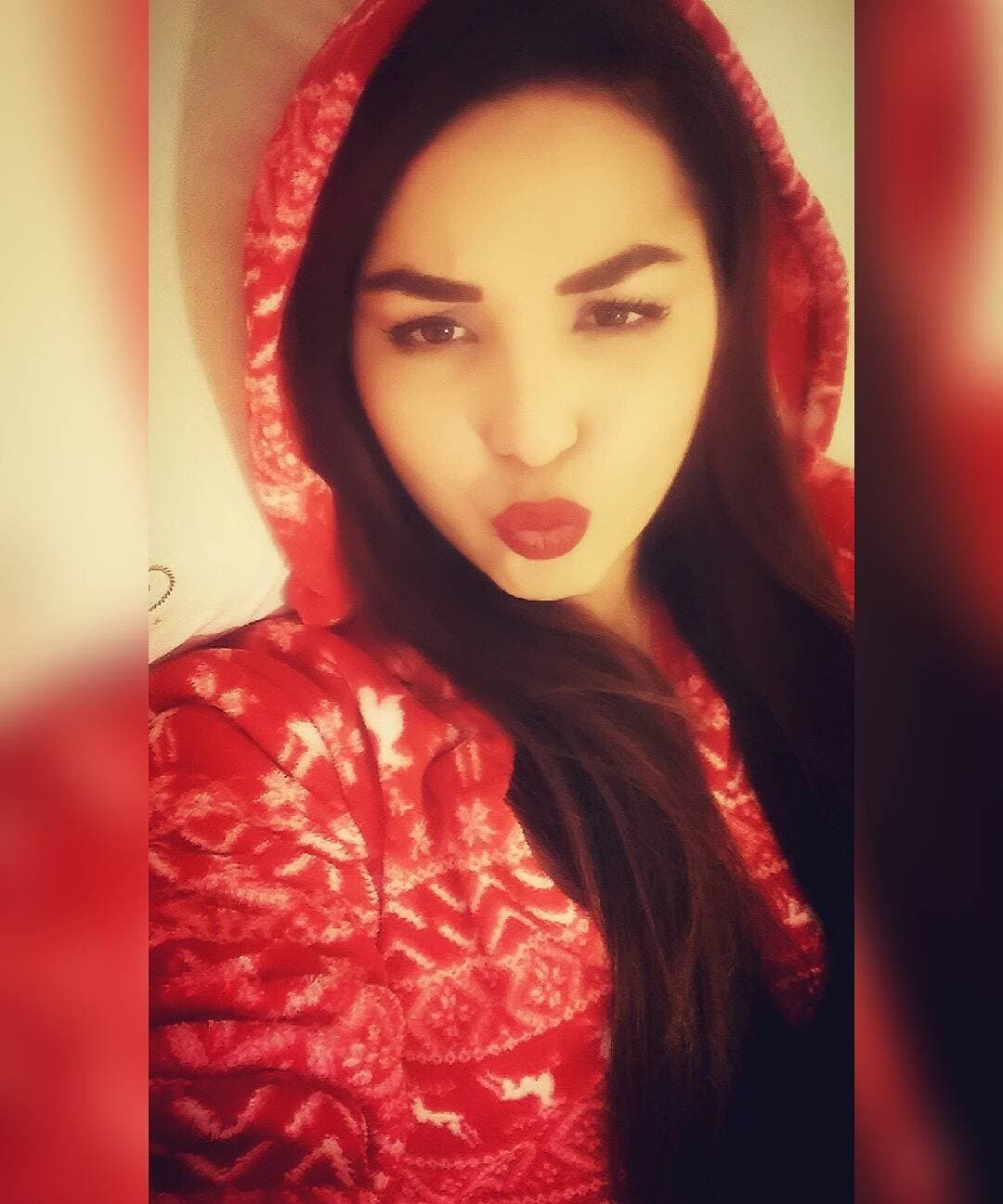 Click to view full size Israeli cumslut smokes and takes cum and cock from condoms