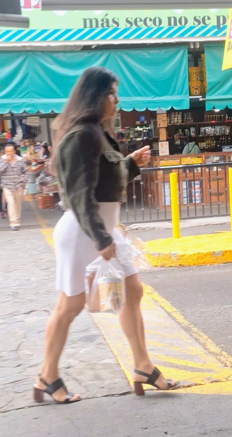 Madura mexicana en vestido blanco, sexy hot milf