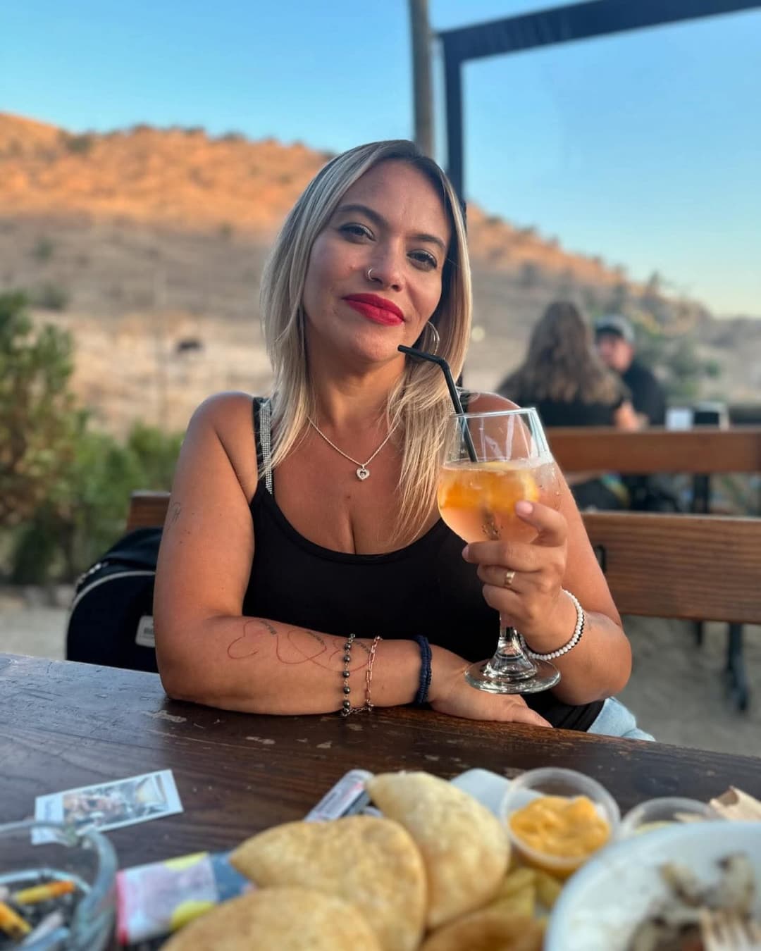 Haberme cogido a la mamá y unos años mas tarde a su hija fue excitante, las dos la chupan delicioso