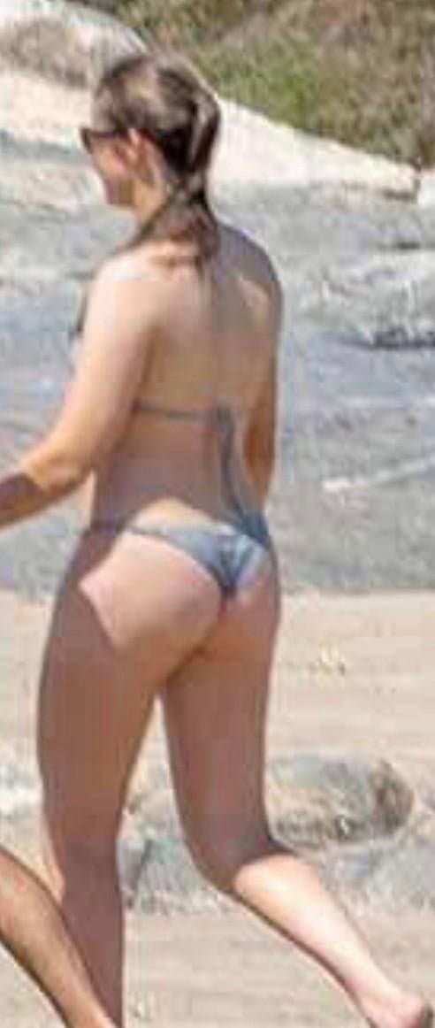 Ella le encanta que nos masturbemos con su orto ella pide pija a gritos y que le den duro