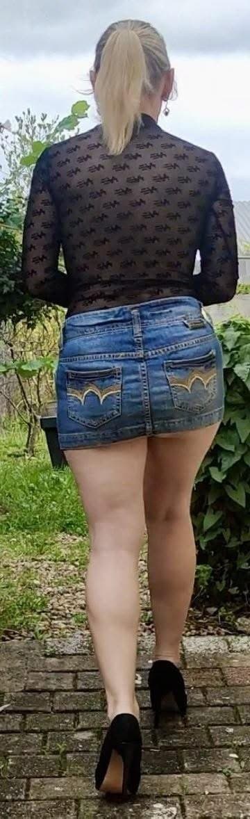 Sophie75 exhib devant des voyeurs dans les bois et ailleurs