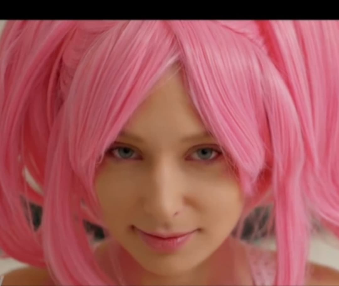 Pelo rosa, falda rosa y coño rosa