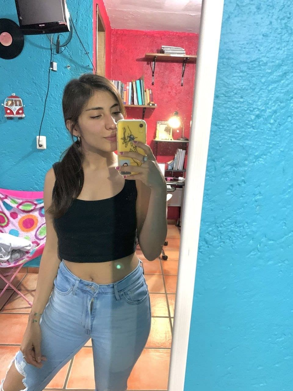 Morena Presumiendo su lenceria nueva