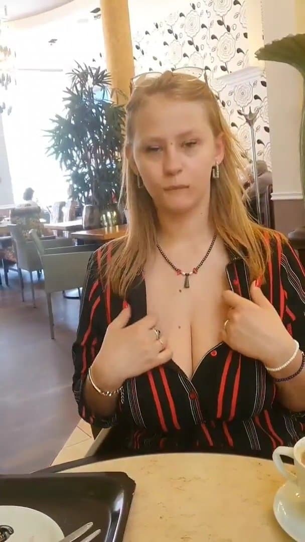 Click to view full size Imaginense ustedes estar tomando un cafecito con una dama y de la nada te muestren las tetas!!!