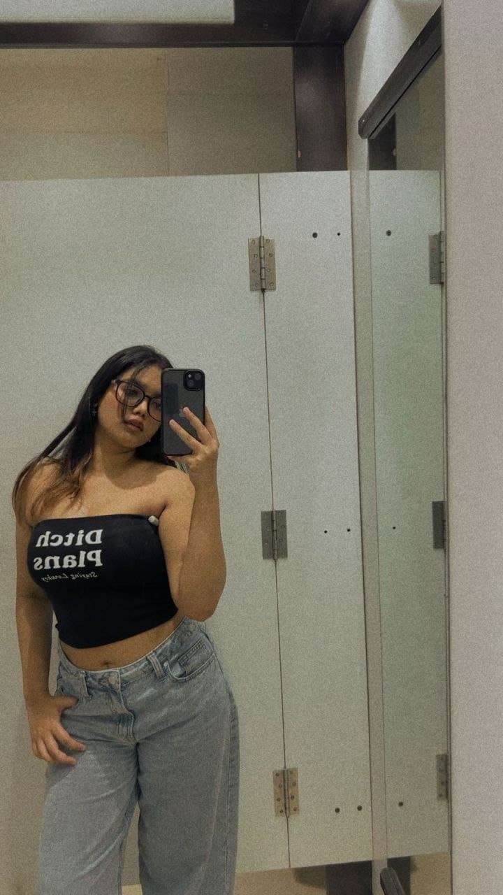 Click to view full size Young Indian slut steals the show exposing her young titties??