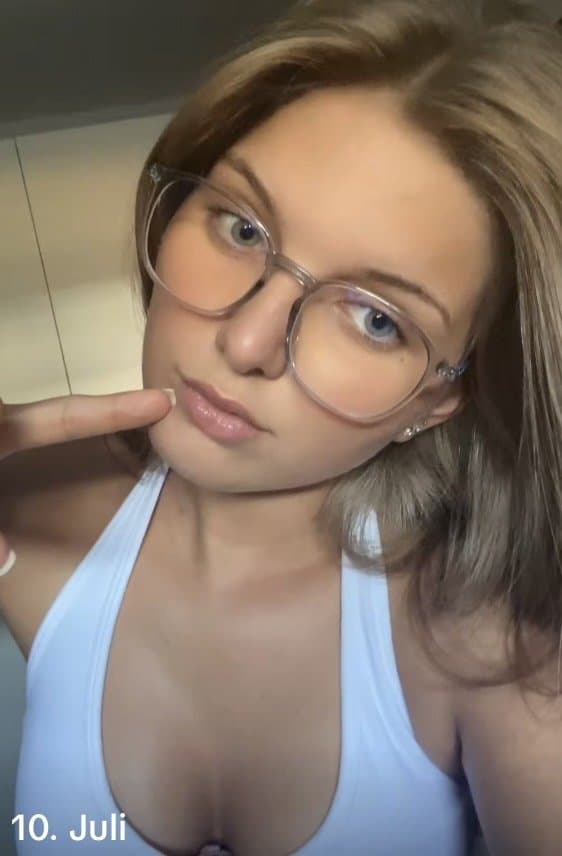 Sexy german slut Giona, 20 with pretty face and feet