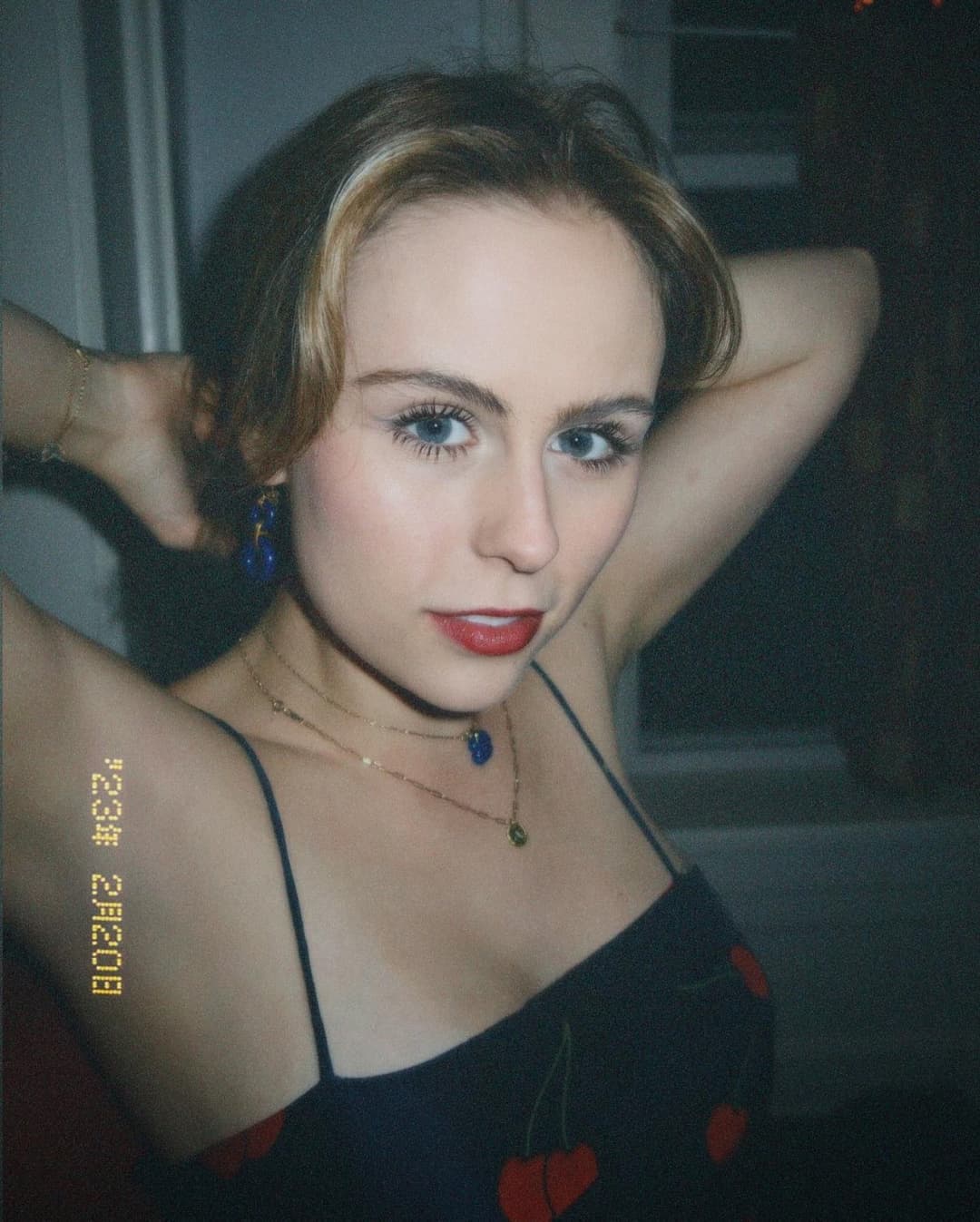 Click to view full size College slut Alessia, including ass creepshots. Kik for same