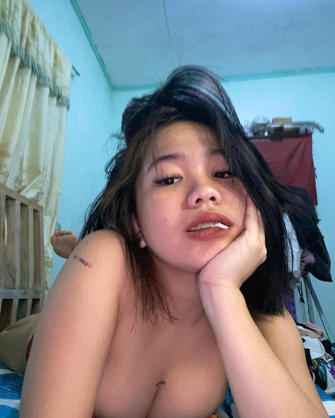 Pinay slut likes to show off her body on social media