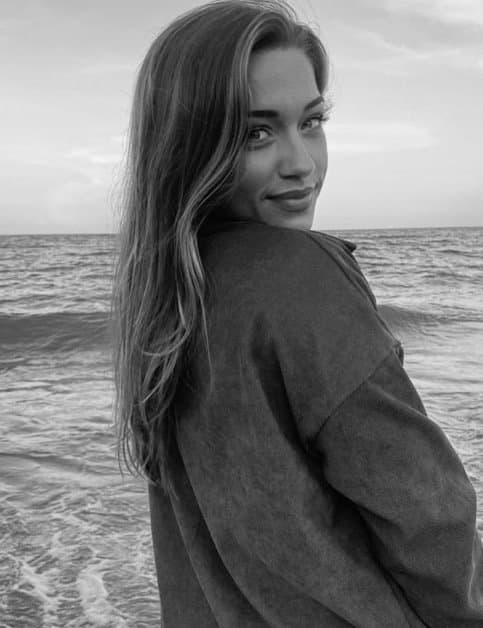 Gorgeous gorgeous girls lift heavy heavy weights