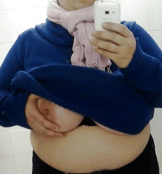 Click to view full size Arab milf Show her boobs and booty ???