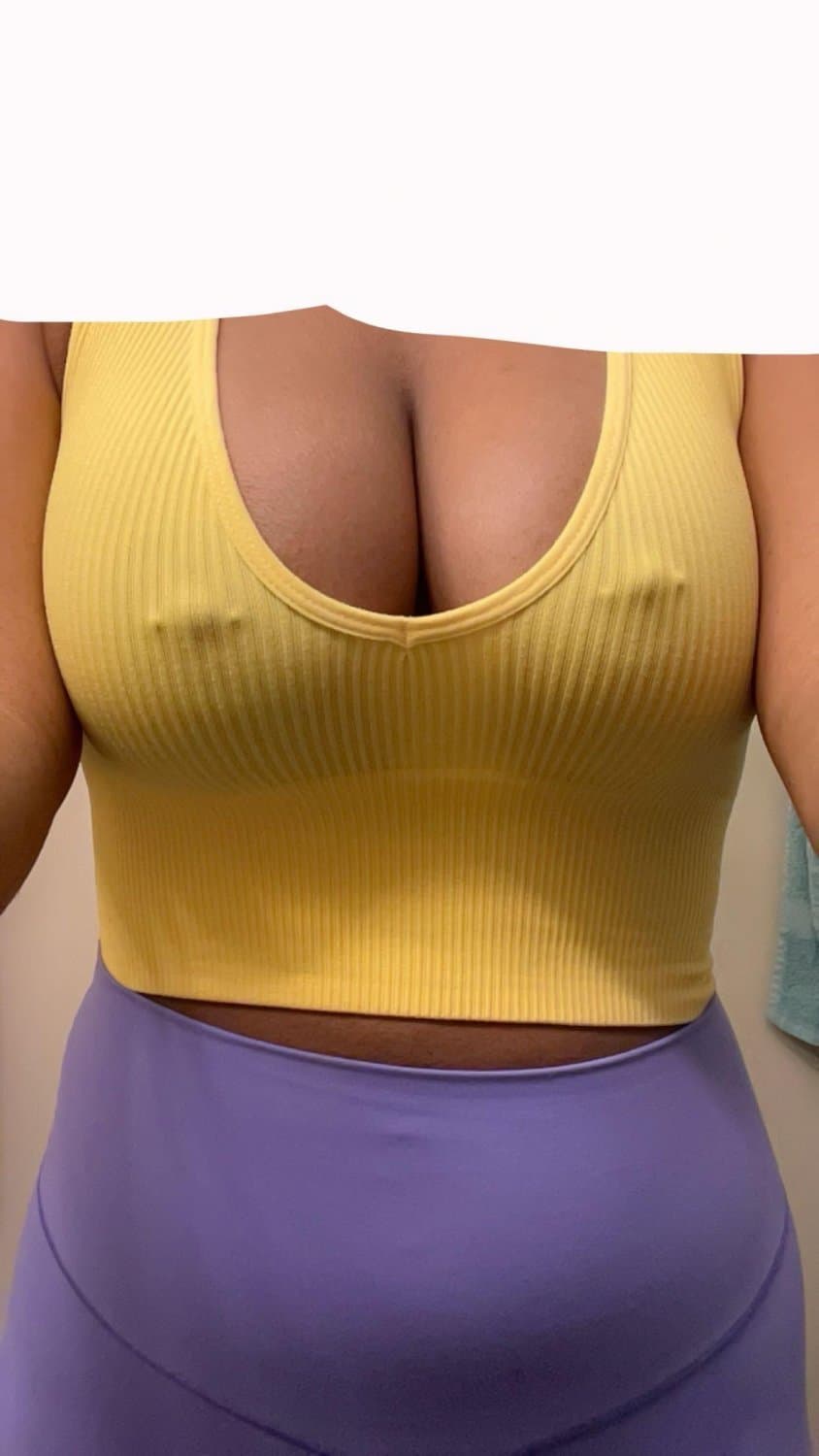 Lucky Clover morena linda peituda se mostrando na live do cabaré