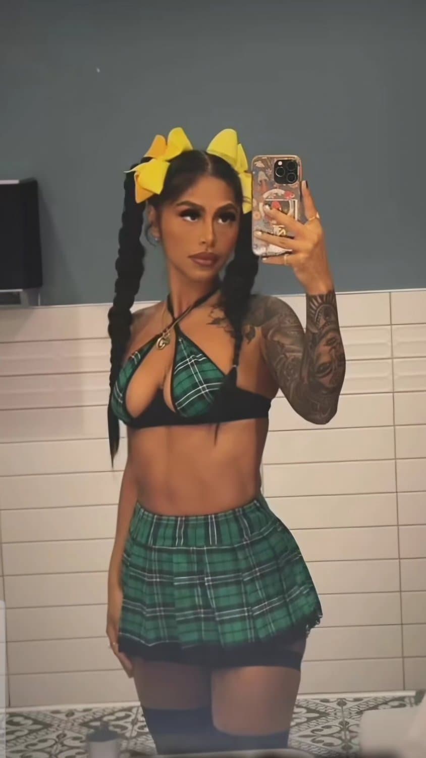 Sexy Latina MILF, Pregnant, Feet, Fit, Comments Welcomed.