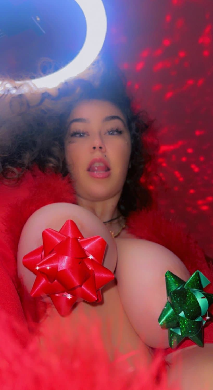 This b*tch “b.ae” needs to go nude already. She steady taking guys money & not showing shit ?