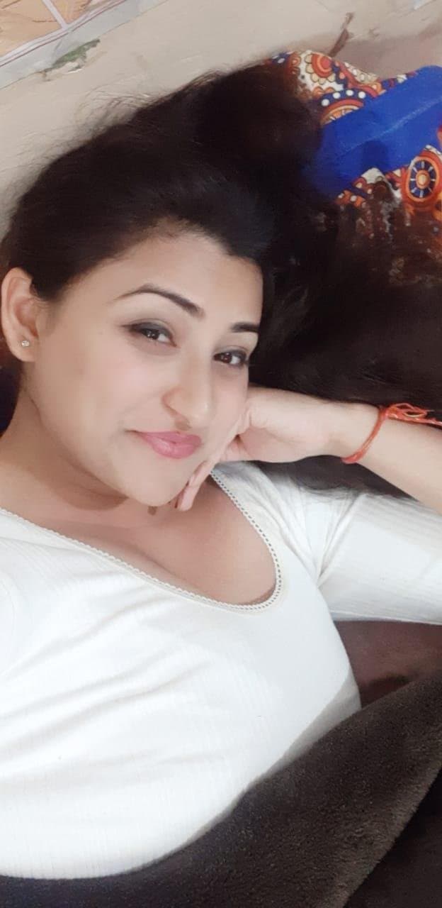 Busty Desi Girl Has Huge Melons