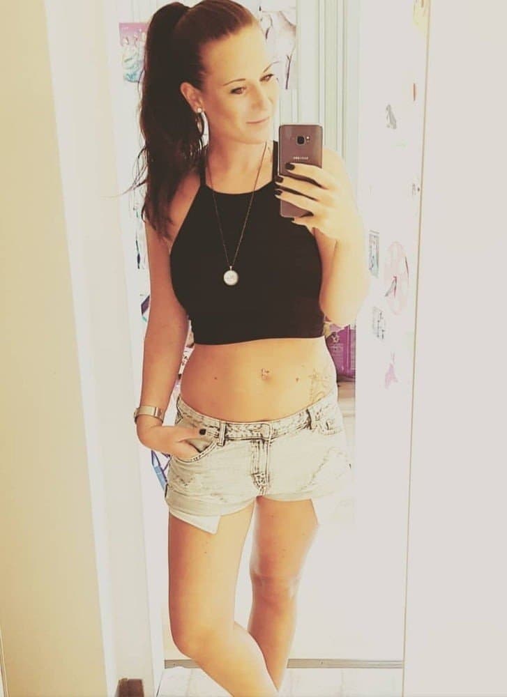 Julia die kleine Milfschlampe macht gerne jeden Schwanz hart