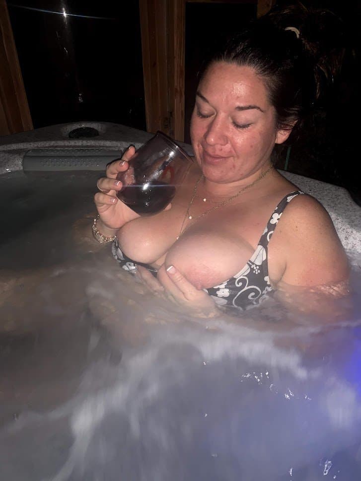 Click to view full size Webslut Wife Karlie Returns