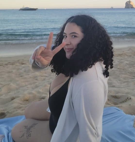 Click to view full size Zorra de buen cuerpo calienta a todos mostrando su enorme culote en bikini