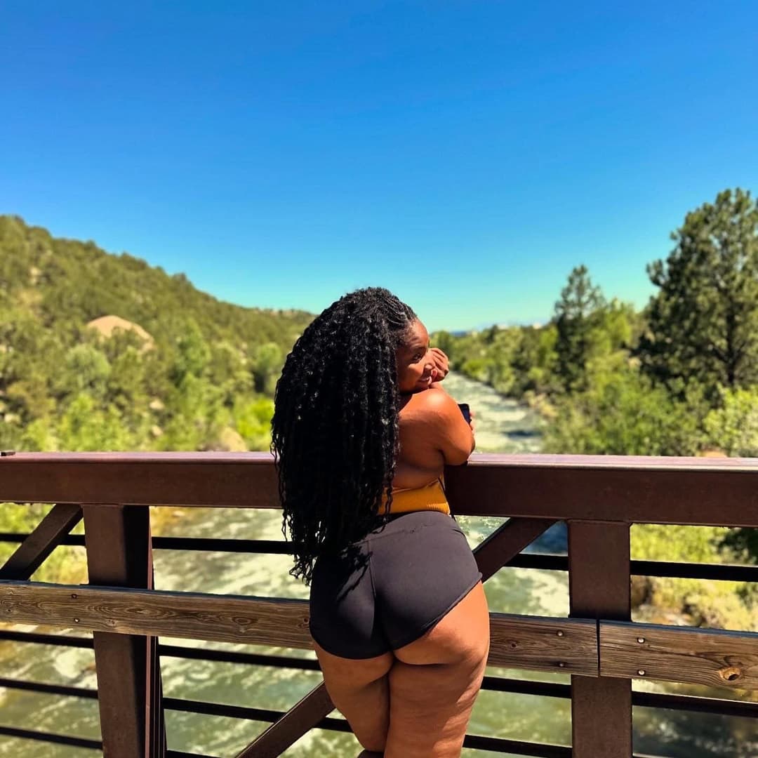 Crazy thick ebony IRL loves showing her crazy curves for horny perverts, goon to this bitch