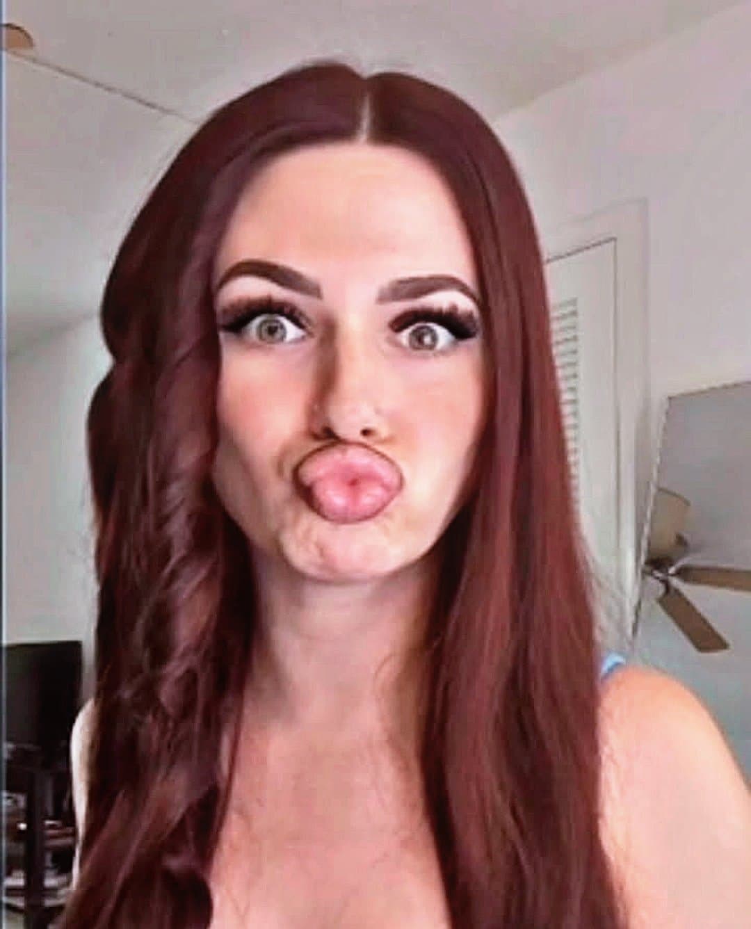 Besos en la verga. Estúpida duckface ???