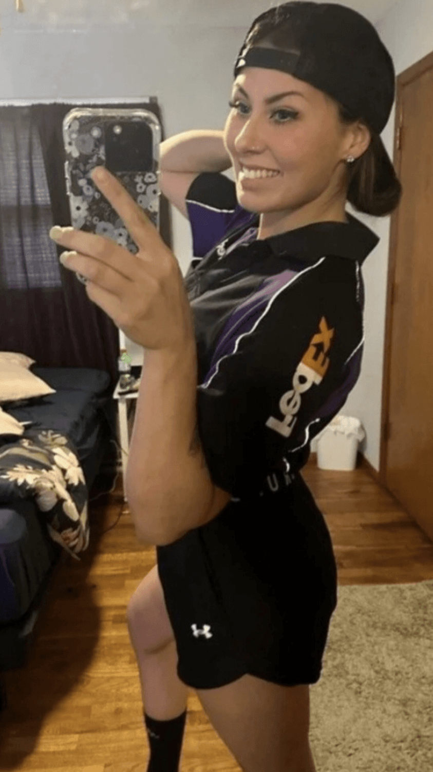 Delivery driver makes herself useful. Give her a back door delivery