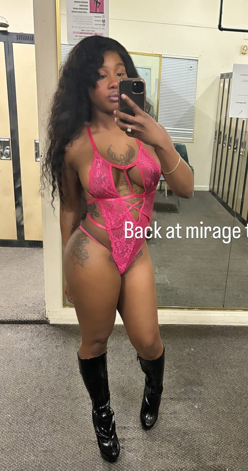 Beautiful ebony stripper hoggy twerkin