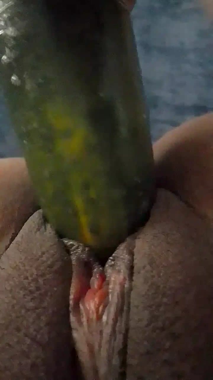 Novinha gozando na siririca???